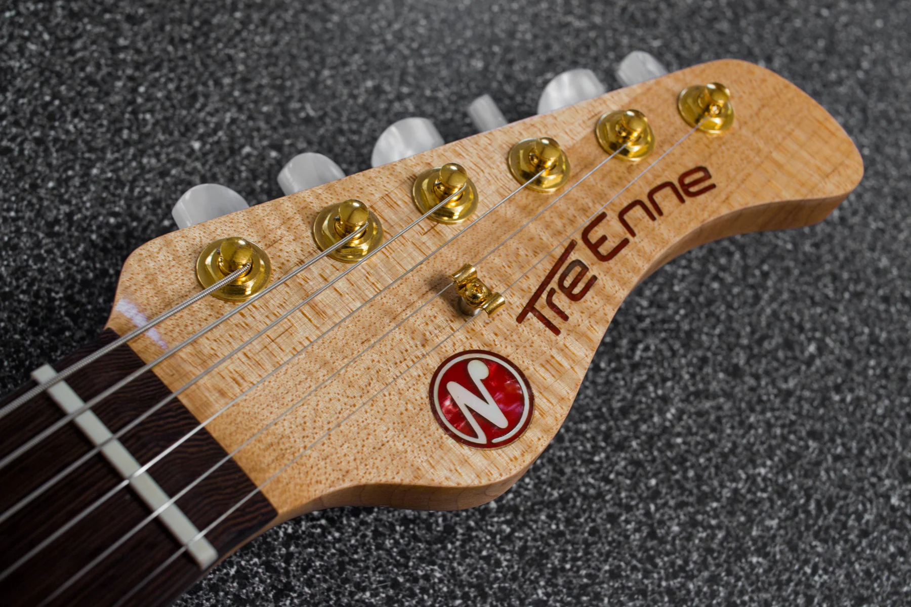 Tre Enne headstock